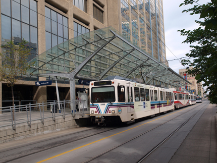 High floor LRT vehicle