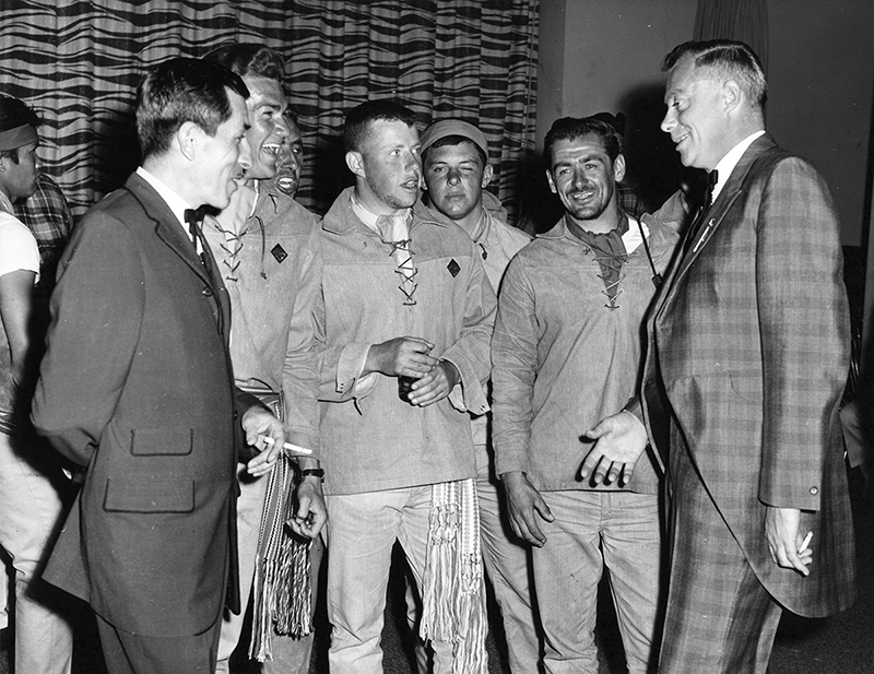 Alberta’s Centennial Voyageurs Canoe team share a laugh with Mayor Dantzer.