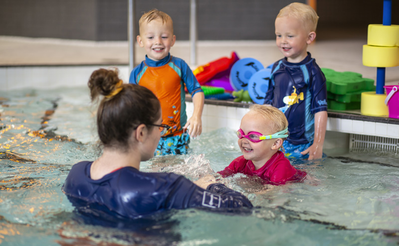 toddlers learning to swim