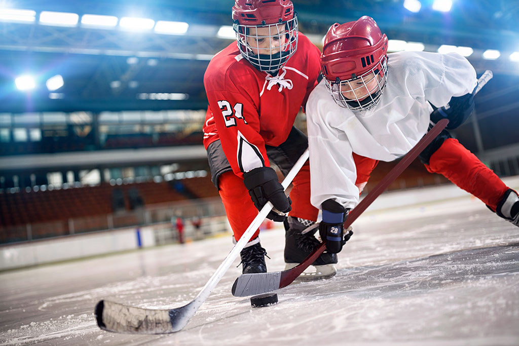 kids playing ice hockey