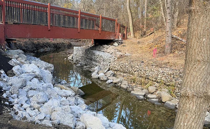 Pedestrian bridge (B275)