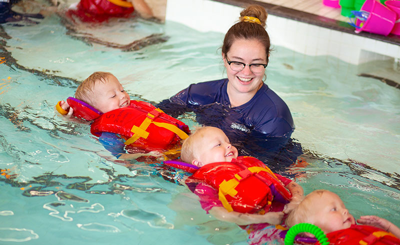 toddlers learning to swim