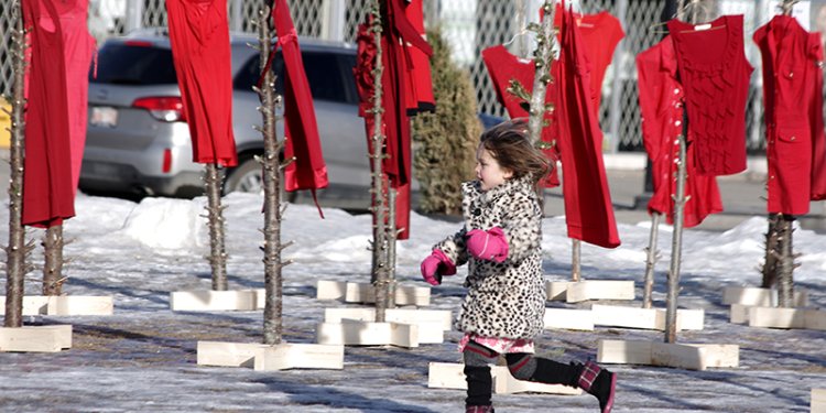 girl running y red dresses