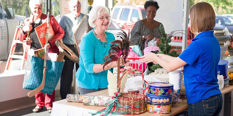 people dropping off reuse items